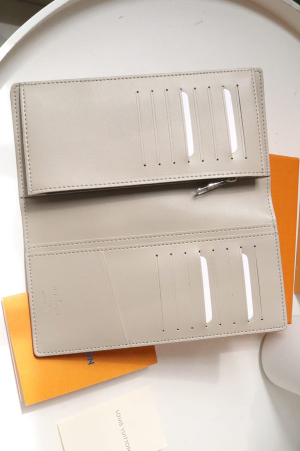 Louis Vuitton New Aerogram Brazza Wallet - Gray 27017 - Image 3