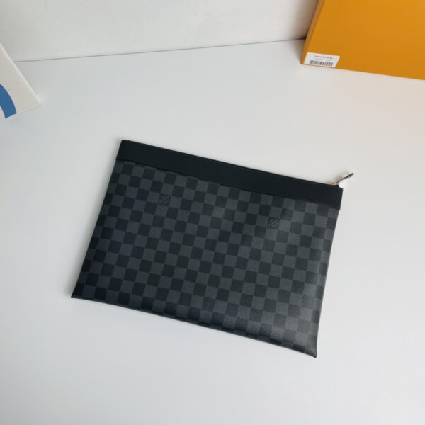 Louis Vuitton Discovery Pochette Handbag 89973 - Image 5