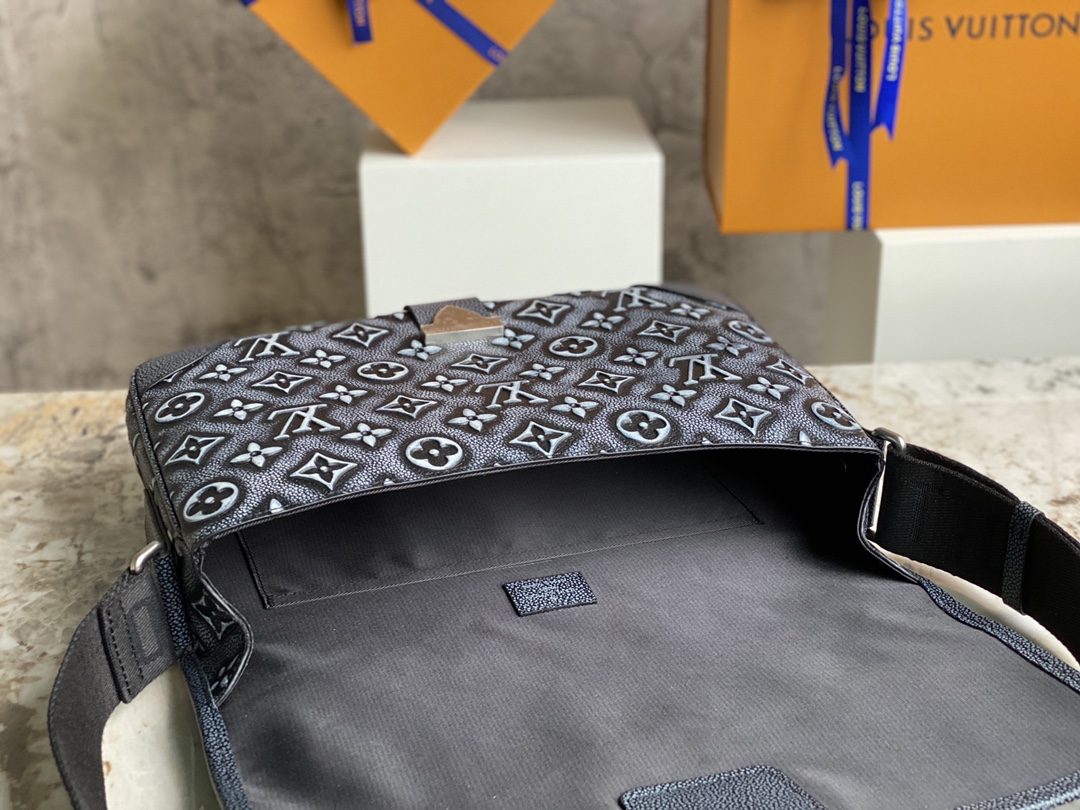 Louis Vuitton ARCHY Medium Messenger Bag for Men - Blue 36106 - Image 2