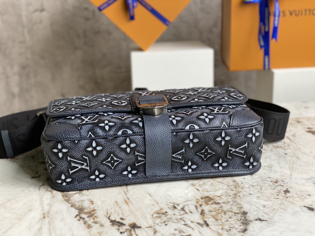 Louis Vuitton ARCHY Medium Messenger Bag for Men - Blue 36106 - Image 3
