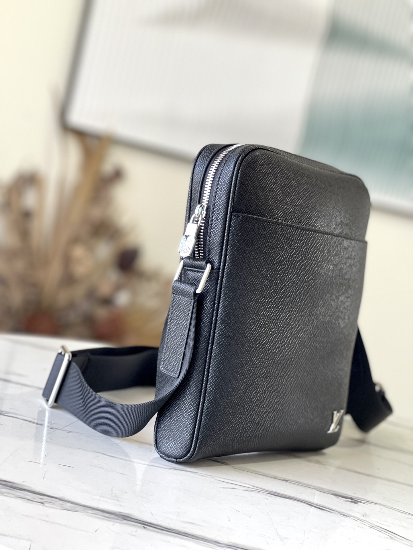 Louis Vuitton Alex BB Messenger Bag - Black 21267 - Image 4