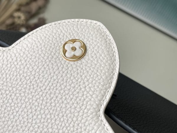 Louis Vuitton Capucines Medium Handbag 88317 - Image 9