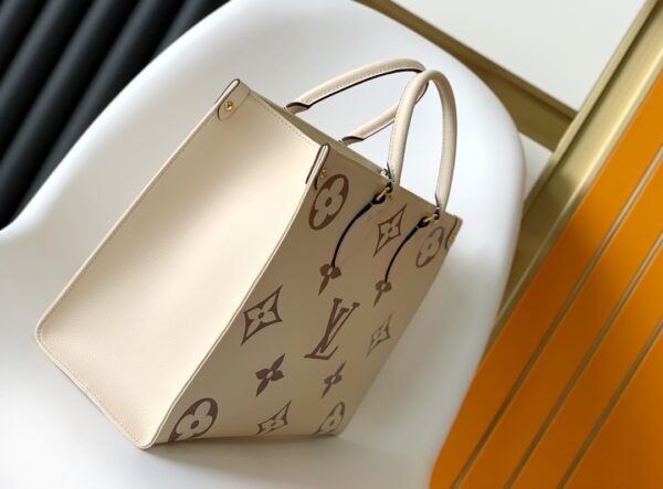 Louis Vuitto ONTHEGO Medium Handbag - White 61425 - Image 5