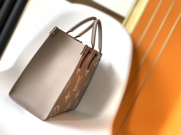 Louis Vuitto ONTHEGO Medium Handbag - Gray 53756 - Image 5