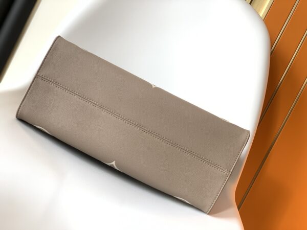 Louis Vuitto ONTHEGO Medium Handbag - Gray 53756 - Image 4