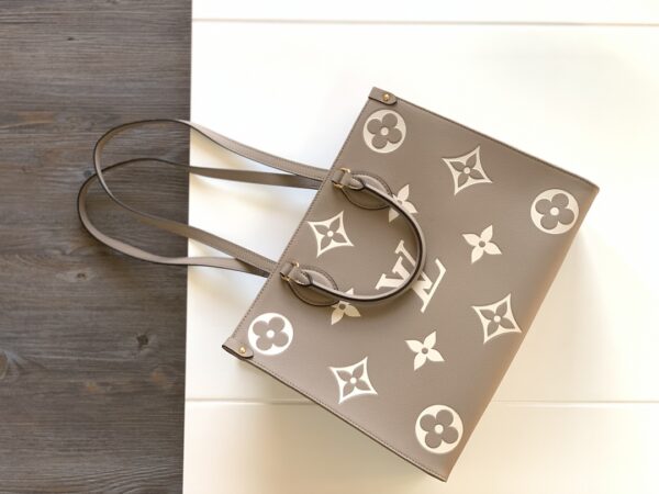 Louis Vuitto ONTHEGO Medium Handbag - Gray 53756 - Image 3