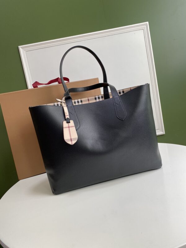 Burberry Ample Double-Sided Shopping Bag - Black 82258 - Image 2