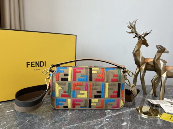 Fendi Baguette Classic Medium Handbag - Heart Shopping 48927 - Image 5