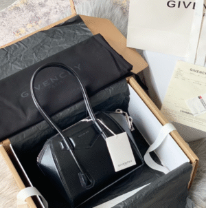 Givenchy Antigona Calfskin Handbag - Black 54080