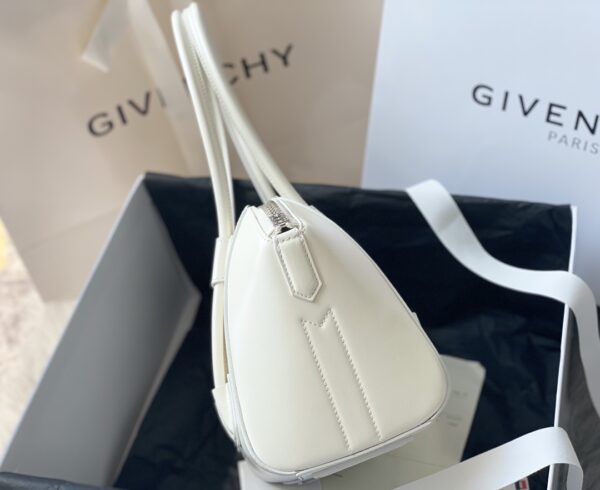 Givenchy Antigona Calfskin Handbag - White 27177 - Image 4