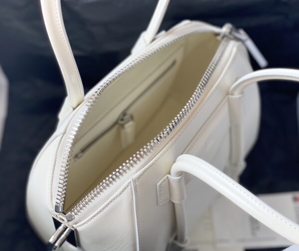 Givenchy Antigona Calfskin Handbag - White 27177 - Image 2