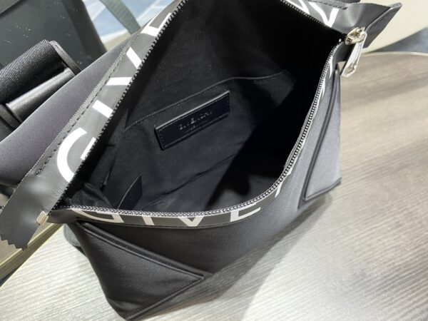 Givenchy Zipper Opening Crossbody Bag - Black 73997 - Image 2