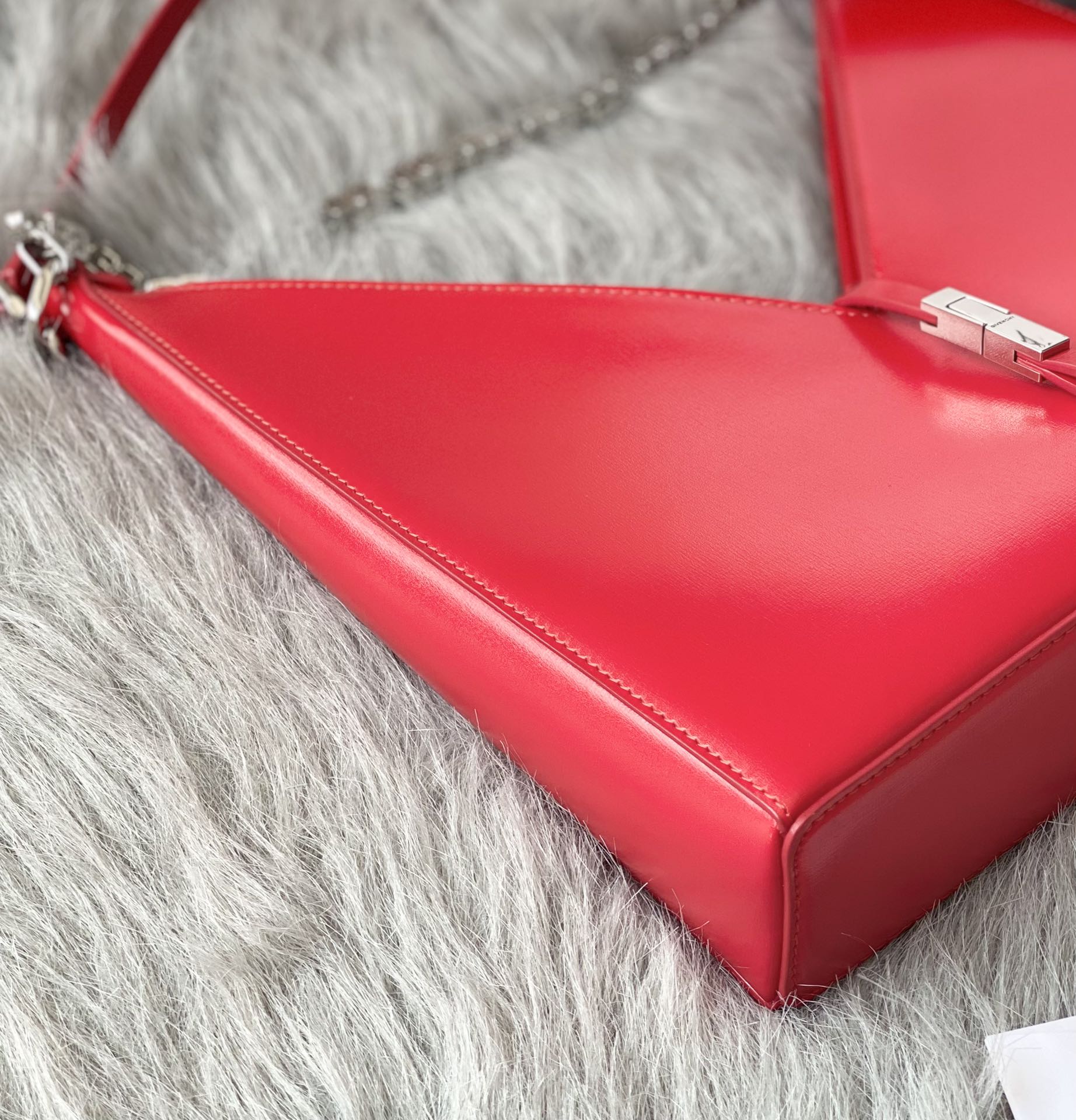 Givenchy V-shaped Cut Out Small Handbag - Red 39057 - Image 4