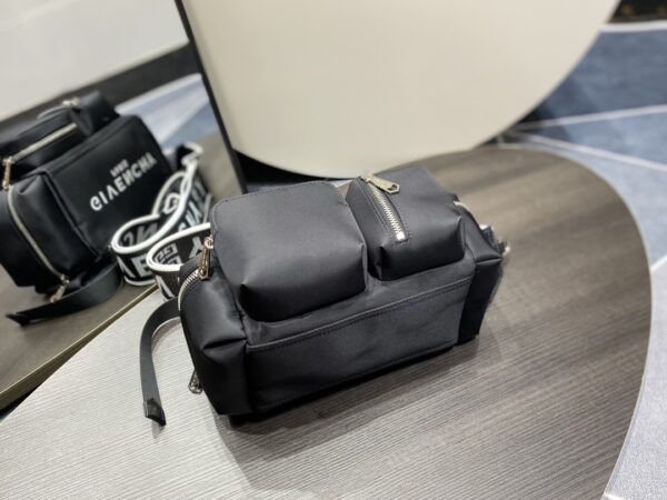 Givenchy Zipper Opening Crossbody Bag - Black 48776 - Image 3