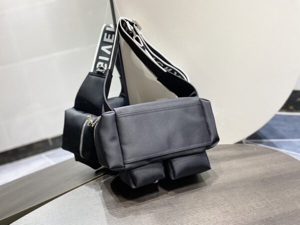 Givenchy Zipper Opening Crossbody Bag - Black 48776 - Image 5