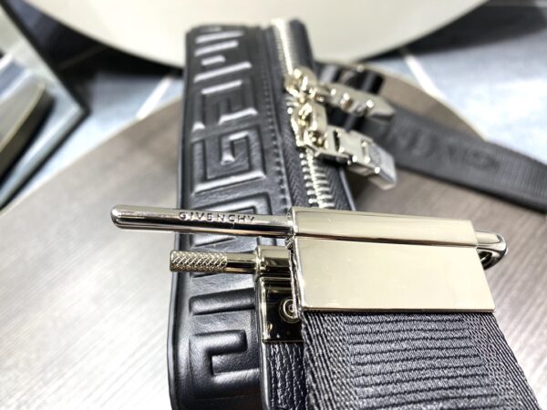 Givenchy 4g Logo Antigona U Camera Bag - Black 83120 - Image 2