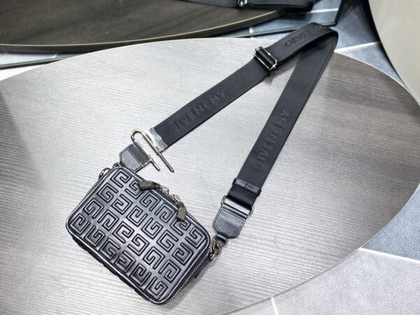 Givenchy 4g Logo Antigona U Camera Bag - Black 83120 - Image 3