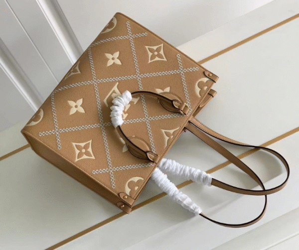 Louis Vuitton  Onthego Medium Handbag- Cream 82714 - Image 4