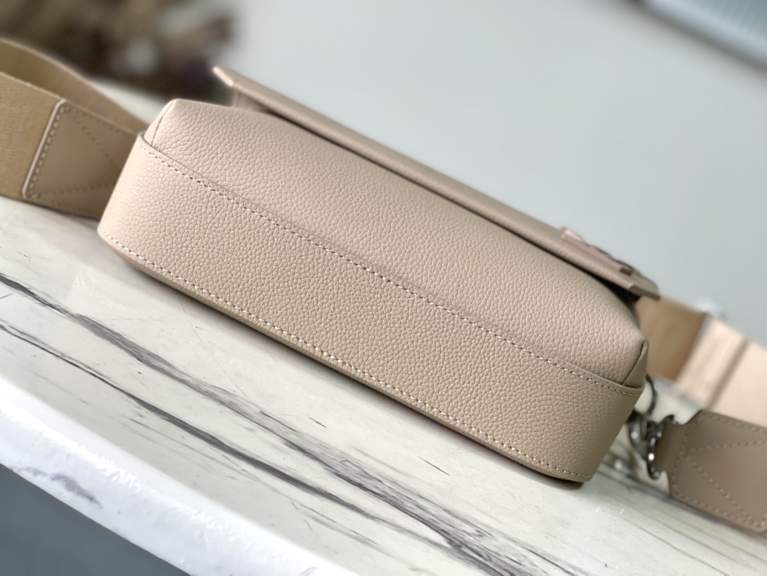Louis Vuitton Fastline Messenger Bag 31607 - Image 4